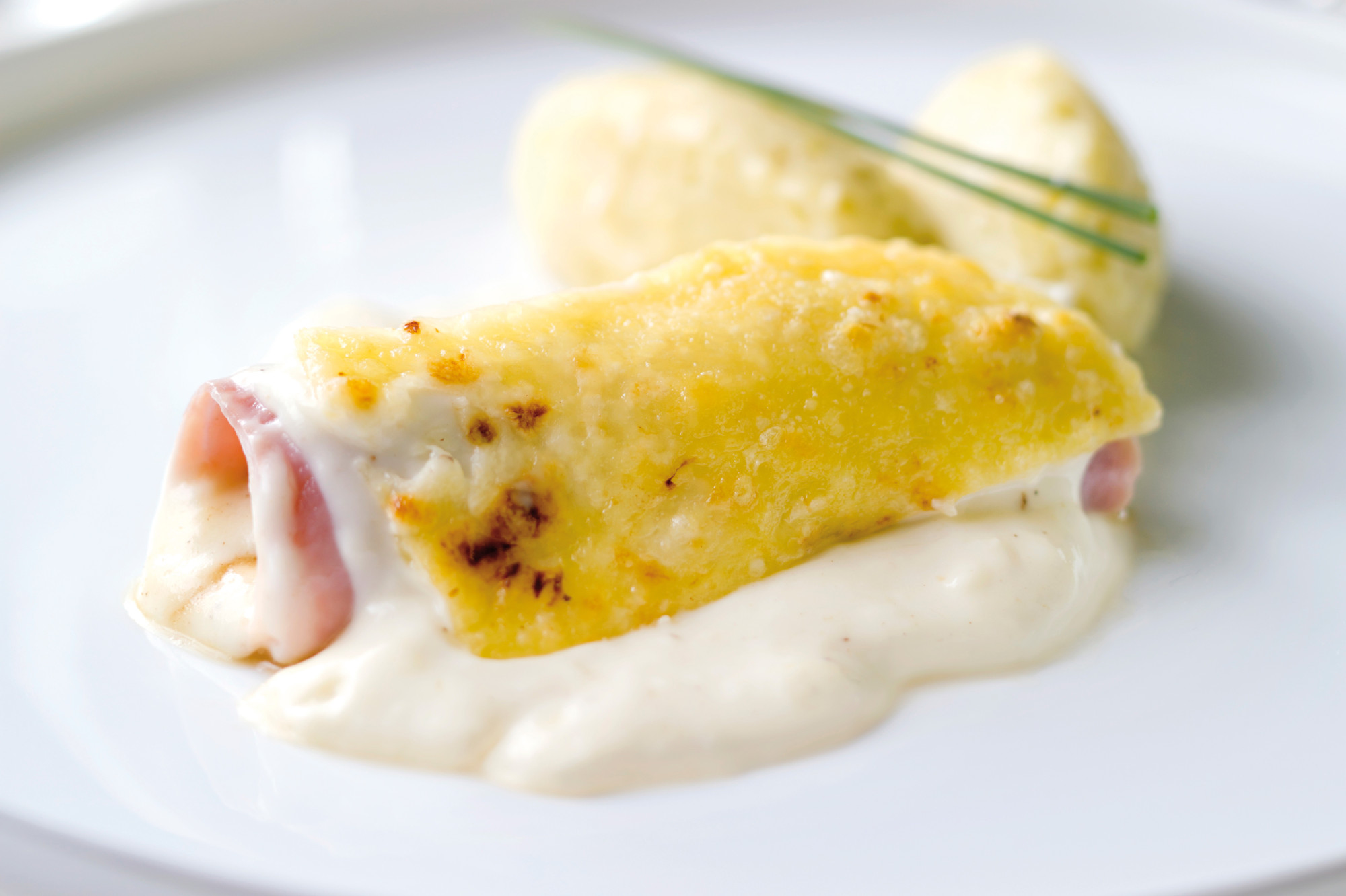 Witloofrolletjes met hesp en kaassaus